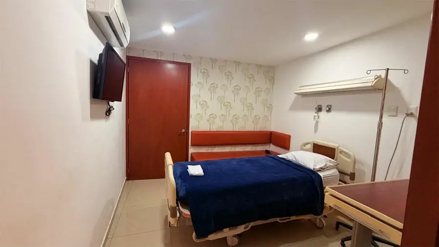 Habitación con cama de hospital equipada en Médéric Hospital